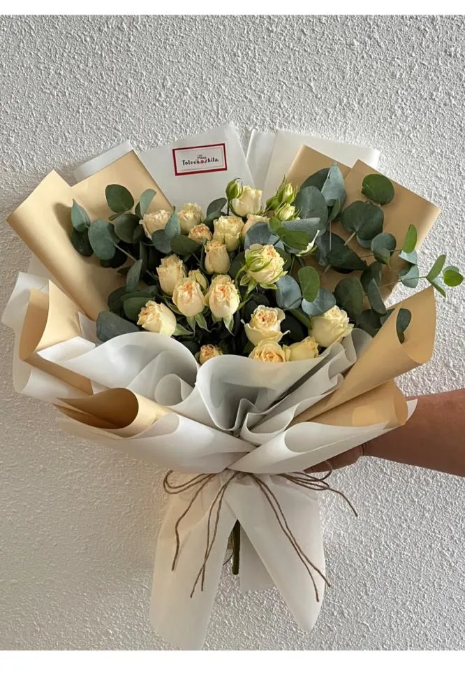 تنسيق غرف عرسان الرياض — غرفة عرسان — ورد مركّز وإضاءة جانبية