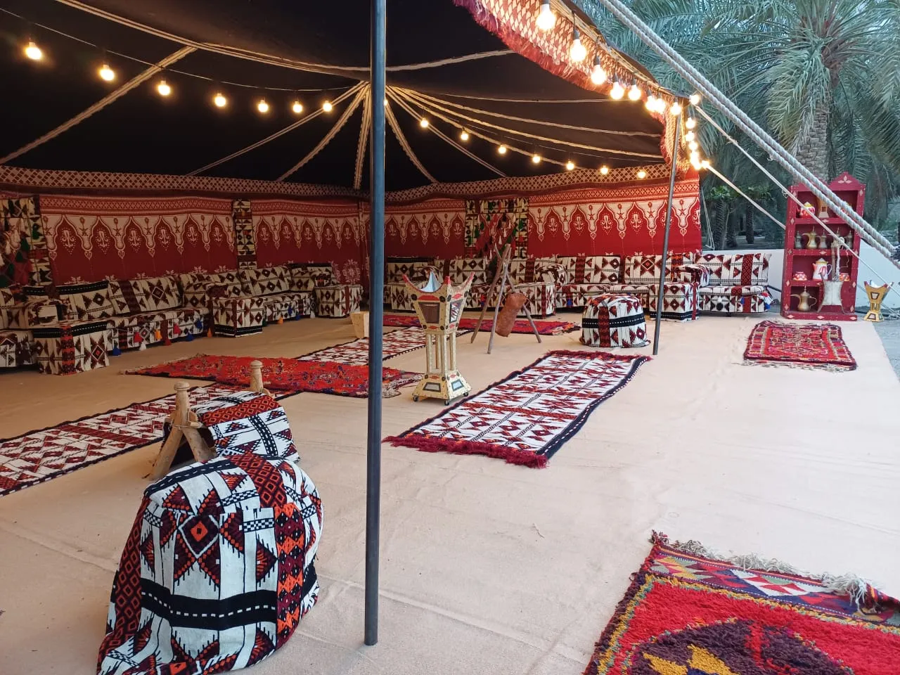 تنسيق حفلات تخرج الرياض — تخرج — خلفية تصوير واضحة وضيافة جانبية — أعمال قمة الذوق في الرياض